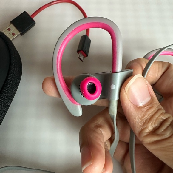 Beats Powerbeats2 Wireless Earphones – AS-IS - Picture 2 of 5
